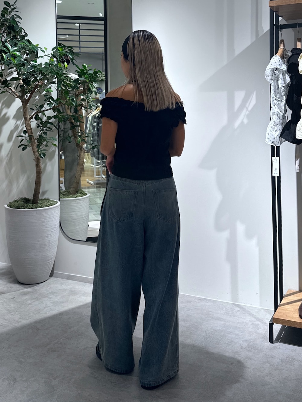 ブラック系のシャツ/ブラウス、ブルー系のその他パンツ、ブラック系のハンドバッグを着用したレディースの夏コーディネートの3枚目の写真