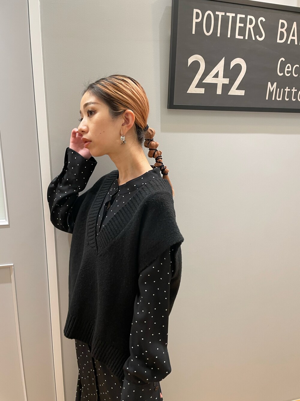 ブラック系のワンピース、ブラック系のニット/セーターを着用したレディースの秋コーディネートの4枚目の写真