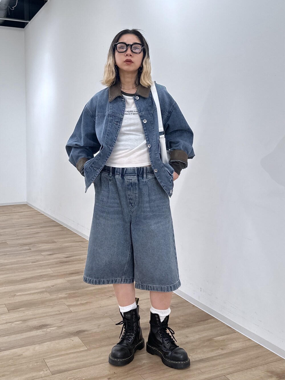 ホワイト系のTシャツ/カットソー、ブルー系のデニムジャケット、ブルー系のその他パンツを着用したレディースの冬コーディネートの9枚目の写真