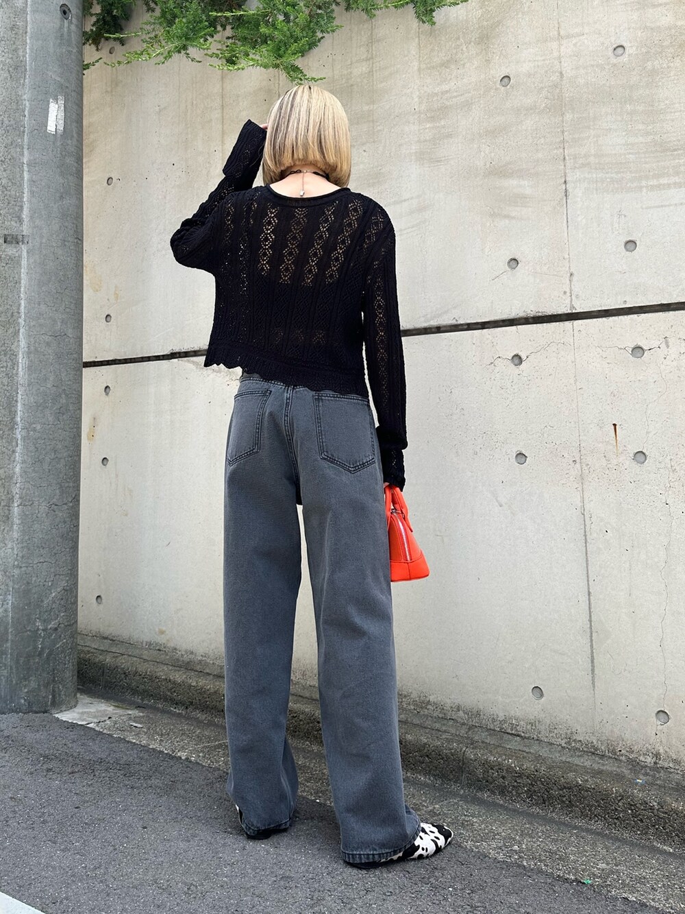 ブラック系のカーディガン/ボレロ、ブラック系のデニムパンツを着用したレディースの夏コーディネートの3枚目の写真