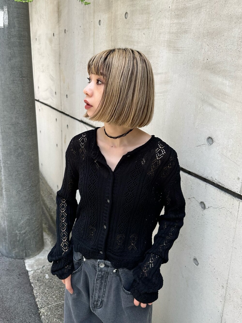 ブラック系のカーディガン/ボレロ、ブラック系のデニムパンツを着用したレディースの夏コーディネートの2枚目の写真