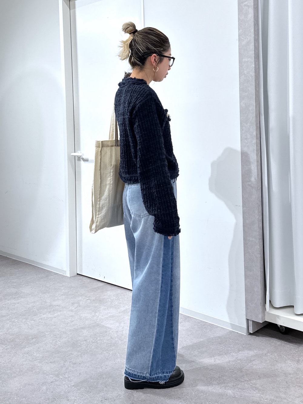 ブルー系のニット/セーター、ブルー系のその他パンツ、ホワイト系のトートバッグを着用したレディースの春コーディネートの3枚目の写真