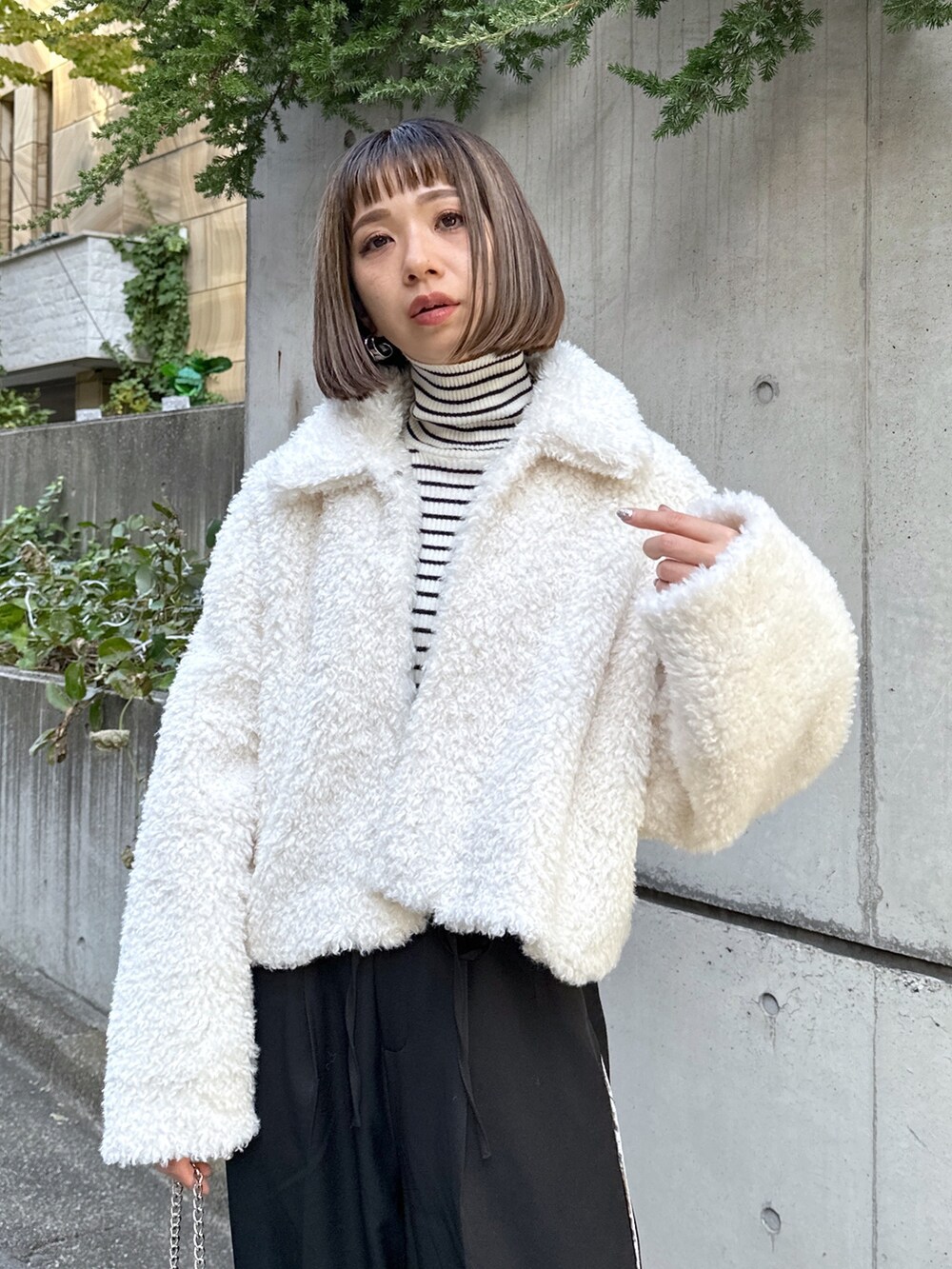 ホワイト系のブルゾン、ホワイト系のニット/セーター、ブラック系のその他パンツを着用したレディースの秋コーディネートの2枚目の写真