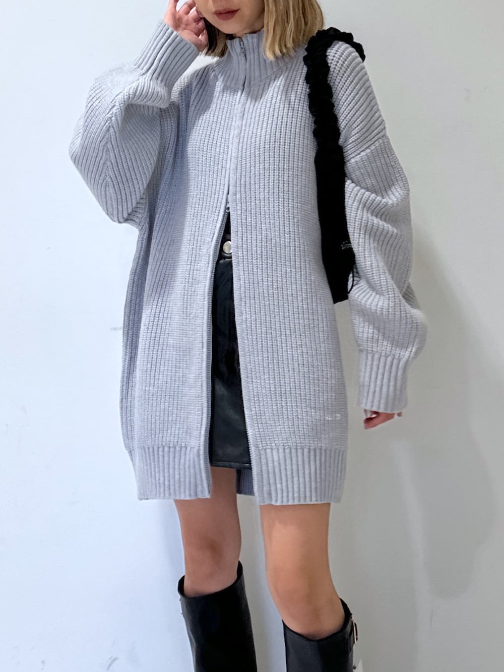 グレー系のワンピース、ブラック系のその他パンツ、ブラック系のハンドバッグを着用したレディースの秋コーディネートの4枚目の写真