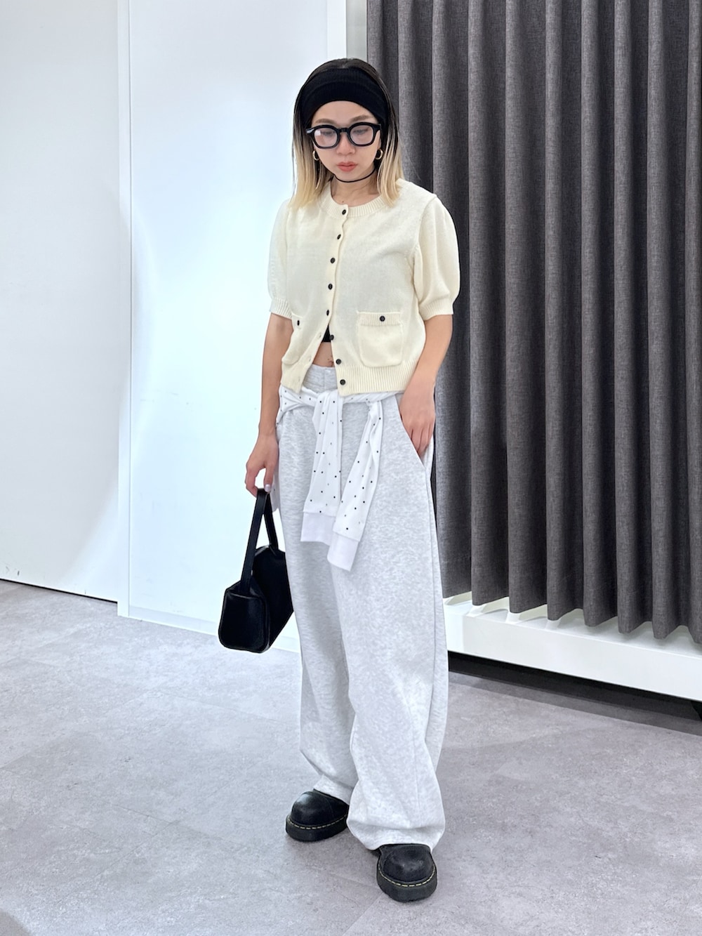 ホワイト系のニット/セーター、ホワイト系のその他パンツ、ホワイト系のTシャツ/カットソーを着用したレディースの春コーディネートの9枚目の写真
