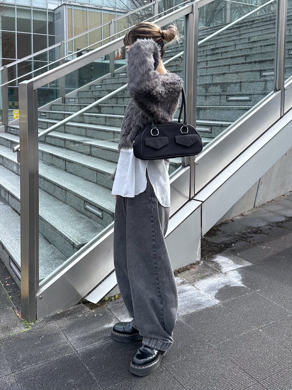 ホワイト系のTシャツ/カットソー、ブラック系のデニムパンツ、ブラック系のトートバッグを着用したレディースの冬コーディネートの2枚目の写真
