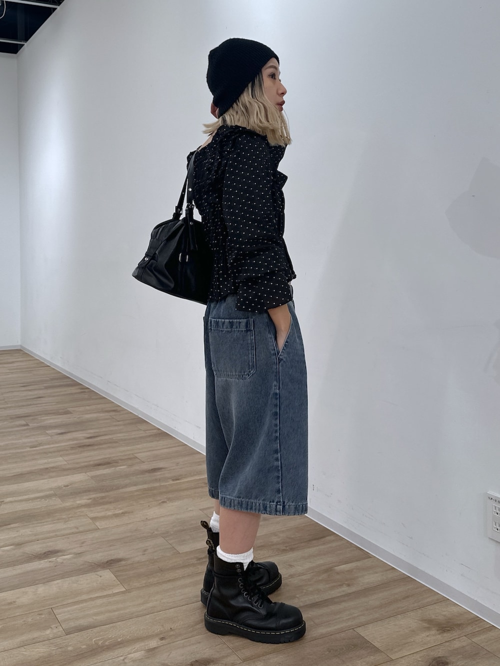 ブルー系のその他パンツ、ブラック系のシャツ/ブラウスを着用したレディースの冬コーディネートの2枚目の写真