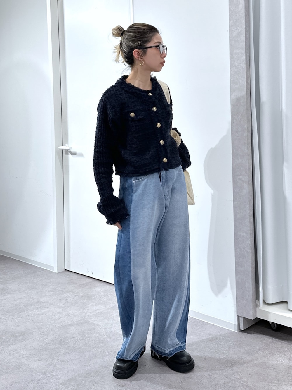 ブルー系のニット/セーター、ブルー系のその他パンツ、ホワイト系のトートバッグを着用したレディースの春コーディネートの2枚目の写真