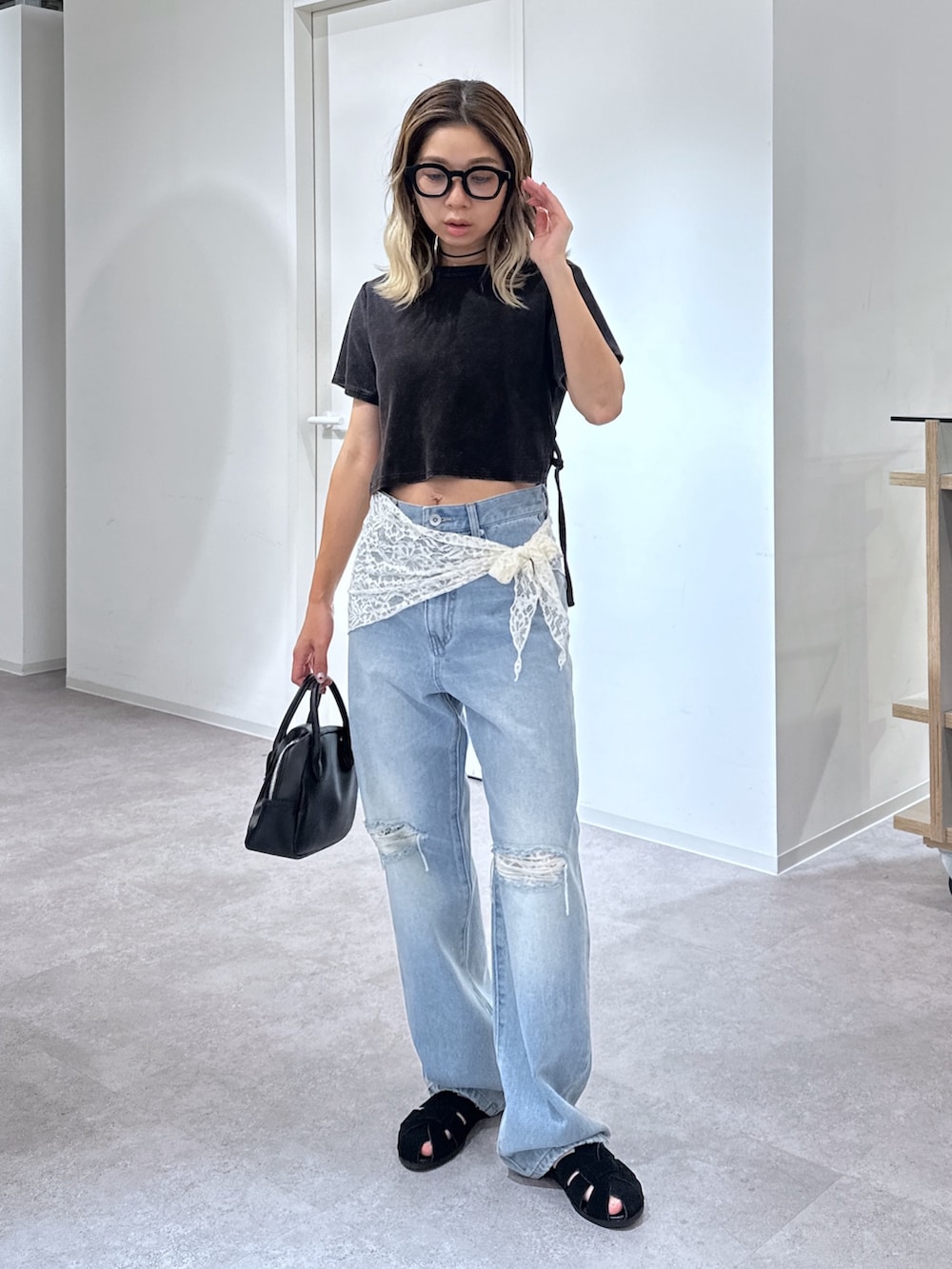 ブラック系のTシャツ/カットソー、ブルー系のデニムパンツ、ブラック系のハンドバッグを着用したレディースの夏コーディネートの8枚目の写真