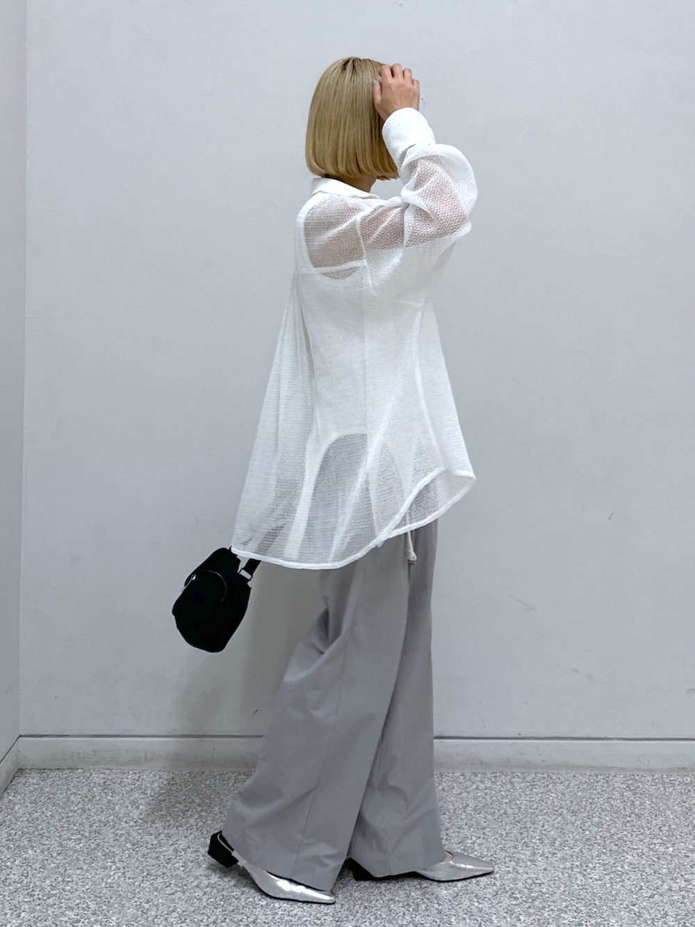 ホワイト系のシャツ/ブラウス、ホワイト系のタンクトップ、グレー系のその他パンツを着用したレディースの夏コーディネートの2枚目の写真