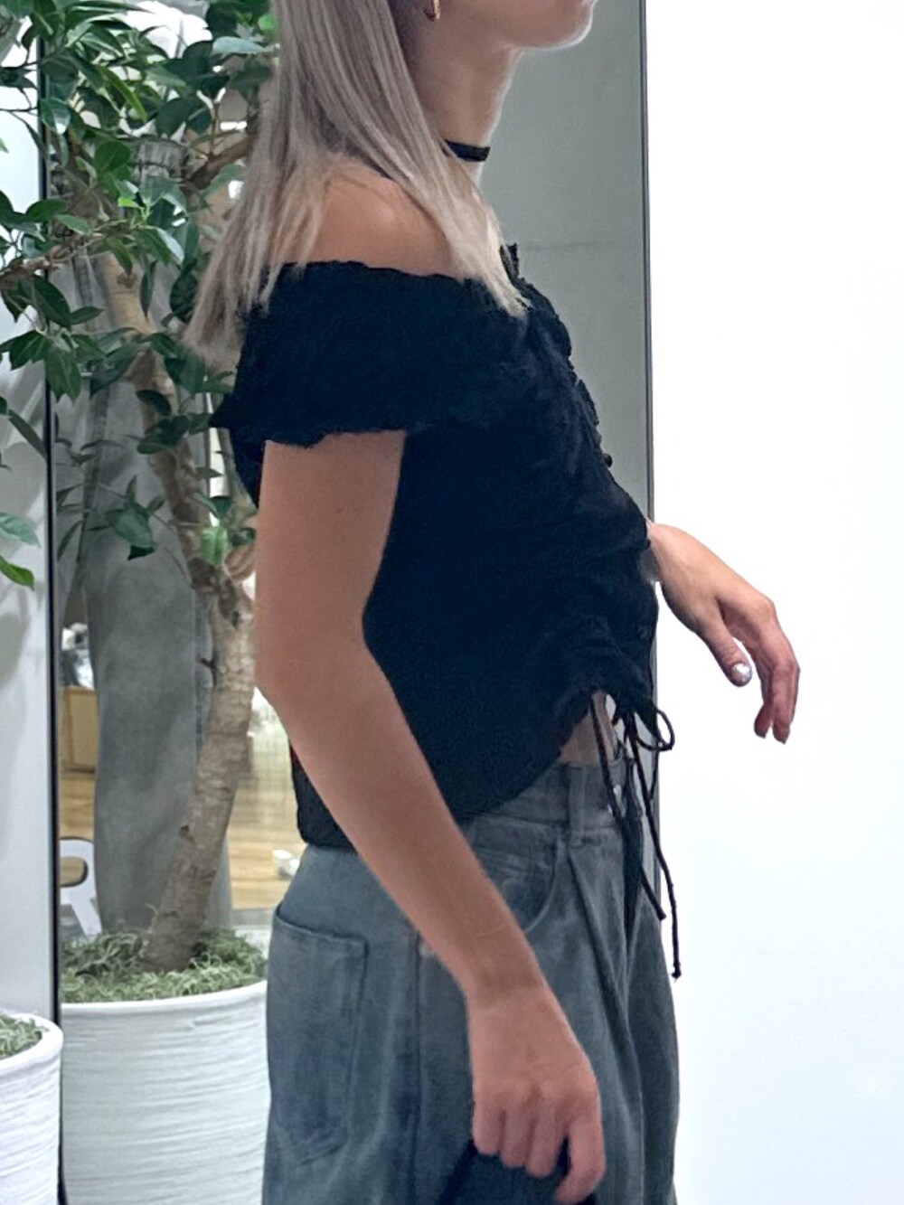 ブラック系のシャツ/ブラウス、ブルー系のその他パンツ、ブラック系のハンドバッグを着用したレディースの夏コーディネートの5枚目の写真