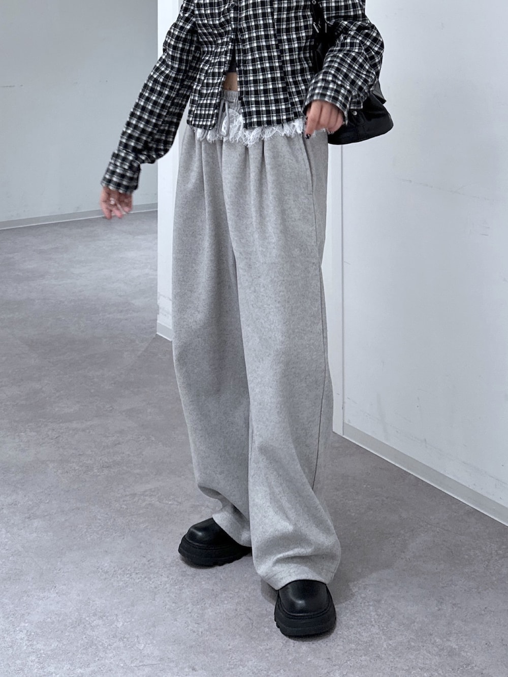 ブラック系のシャツ/ブラウス、グレー系のその他パンツ、ブラック系のショルダーバッグを着用したレディースの秋コーディネートの7枚目の写真