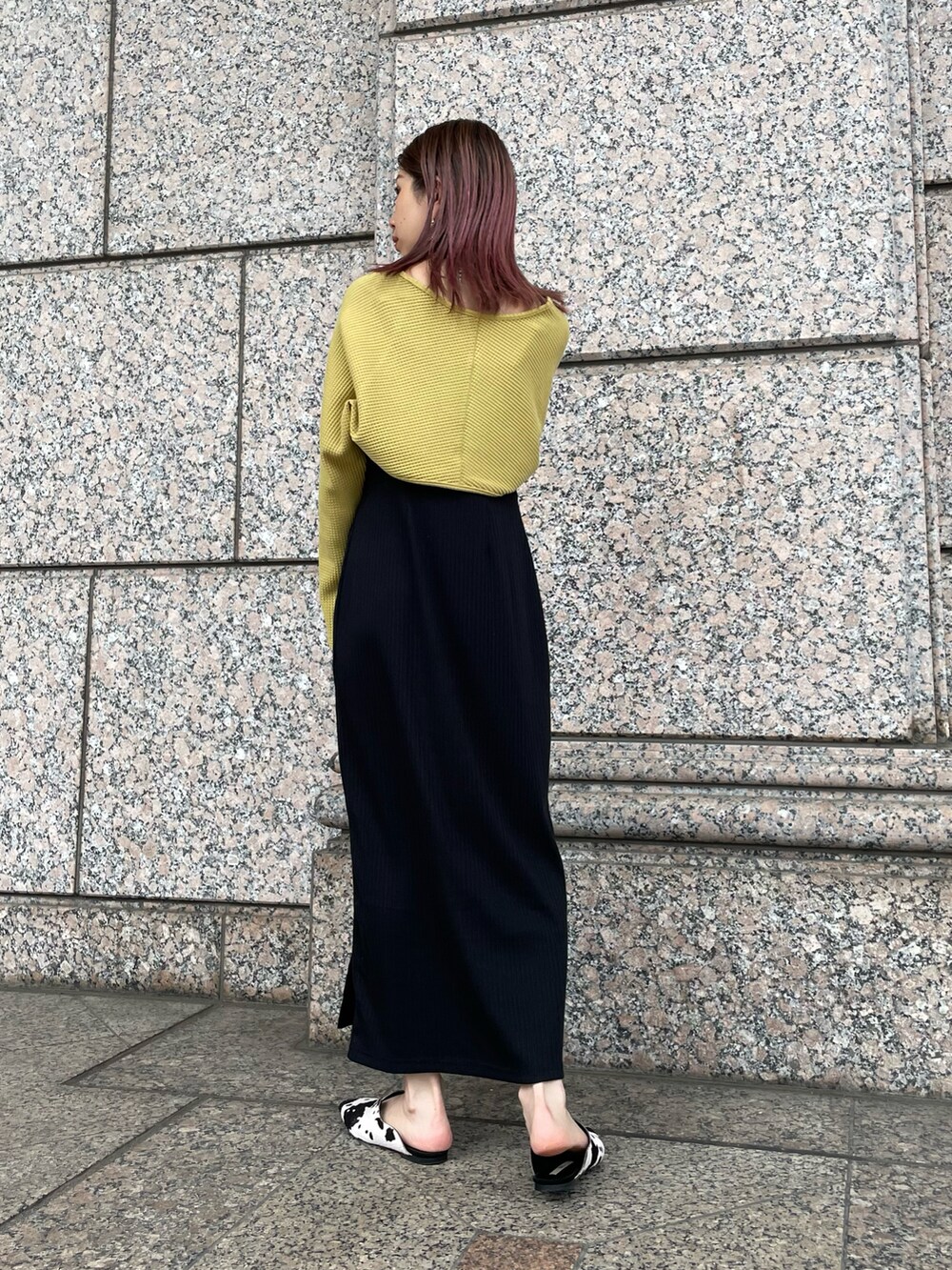 ブラック系のワンピース、イエロー系のTシャツ/カットソーを着用したレディースの夏コーディネートの2枚目の写真