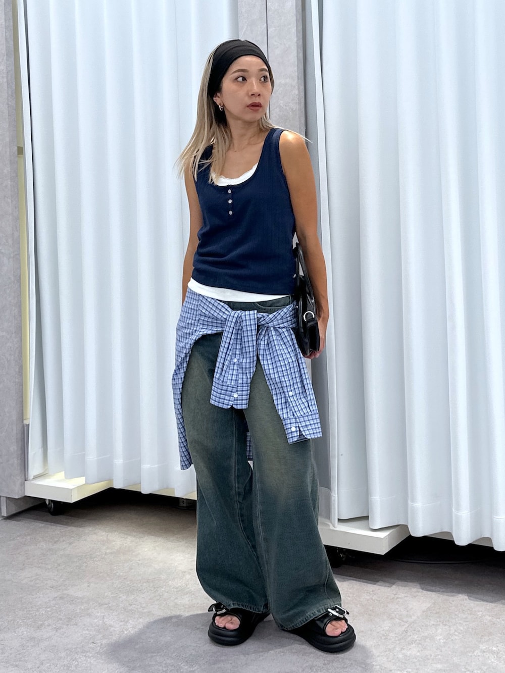 ブルー系のTシャツ/カットソー、ブルー系のシャツ/ブラウス、ブルー系のデニムパンツを着用したレディースの夏コーディネートの8枚目の写真