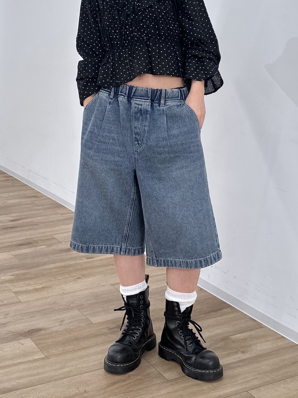 ブルー系のその他パンツ、ブラック系のシャツ/ブラウスを着用したレディースの冬コーディネートの6枚目の写真