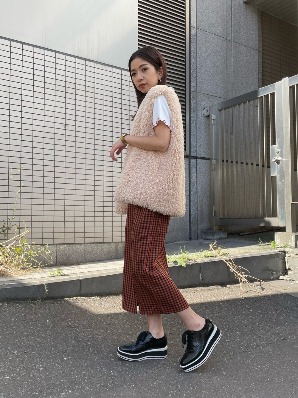 ブラウン系のスカート、ホワイト系のTシャツ/カットソーを着用したレディースの夏コーディネートの2枚目の写真