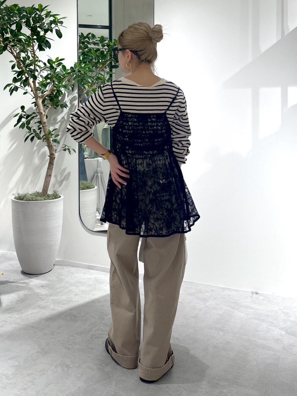 ホワイト系のカーディガン/ボレロ、ベージュ系のその他パンツ、ホワイト系のトートバッグを着用したレディースの春コーディネートの3枚目の写真