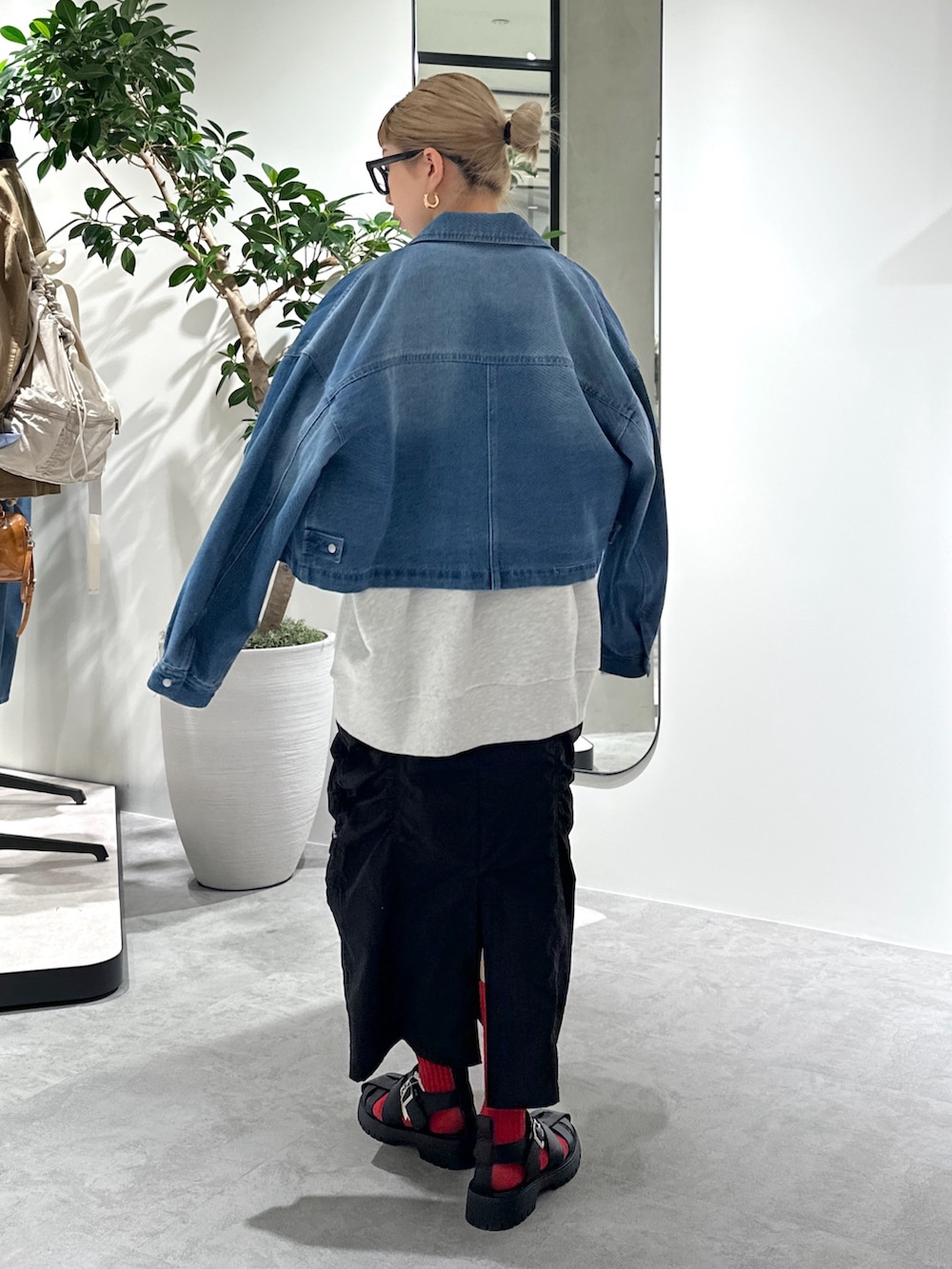 ホワイト系のスウェット、ブラック系のTシャツ/カットソー、ブルー系のブルゾンを着用したレディースの春コーディネートの3枚目の写真