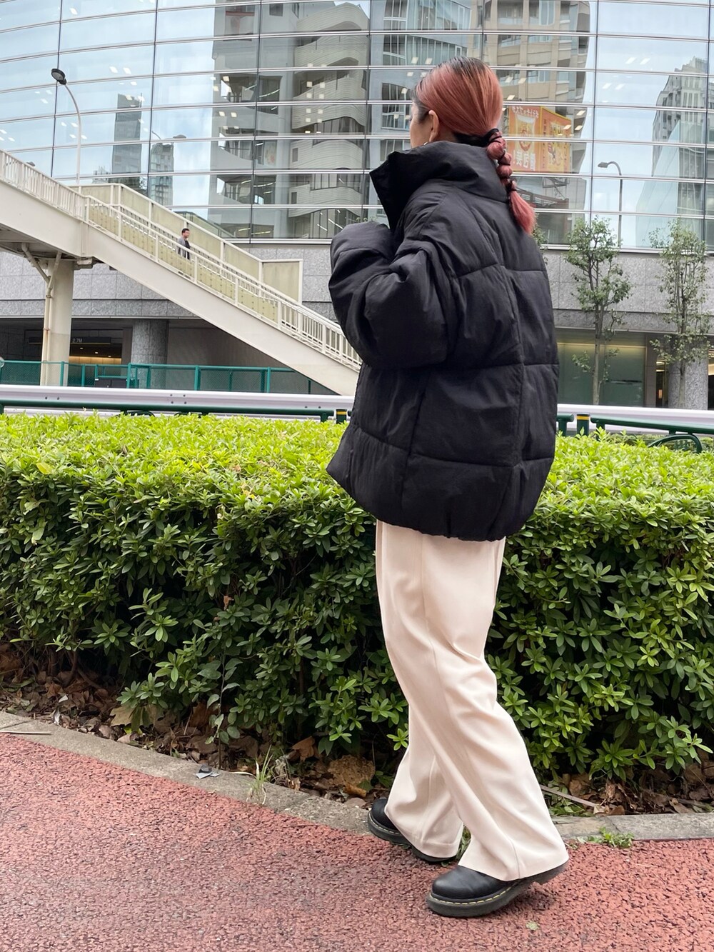 ホワイト系のその他パンツ、ブラック系のブルゾンを着用したレディースの秋コーディネートの2枚目の写真