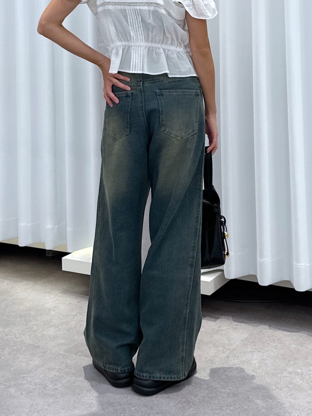 ホワイト系のシャツ/ブラウス、ブルー系のデニムパンツ、ブラック系のショルダーバッグを着用したレディースの夏コーディネートの8枚目の写真