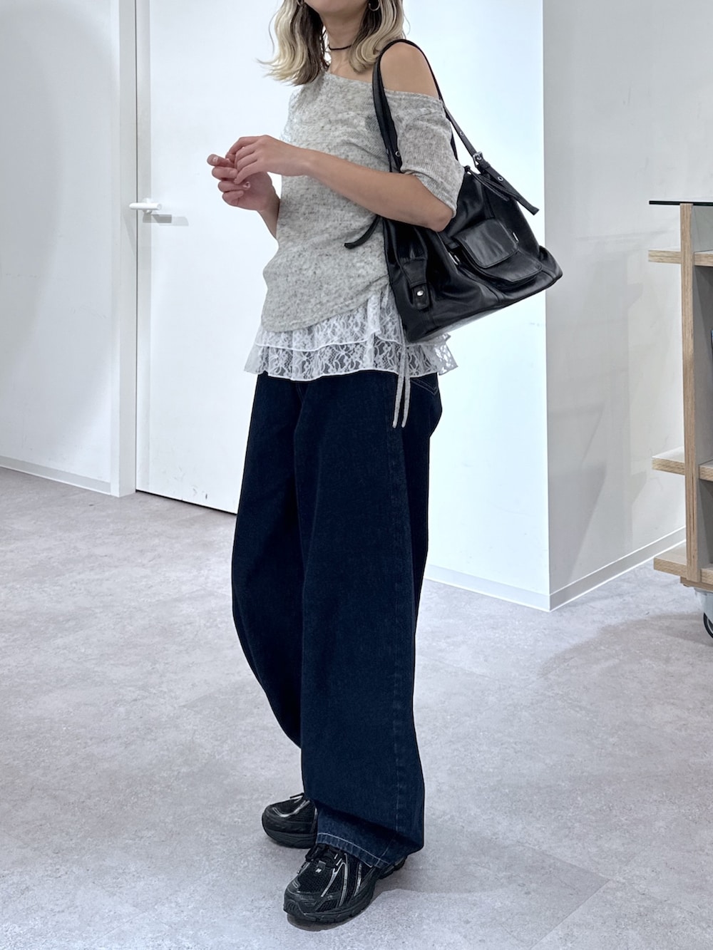 ホワイト系のTシャツ/カットソー、ブルー系のデニムパンツ、ブラック系のショルダーバッグを着用したレディースの夏コーディネートの5枚目の写真