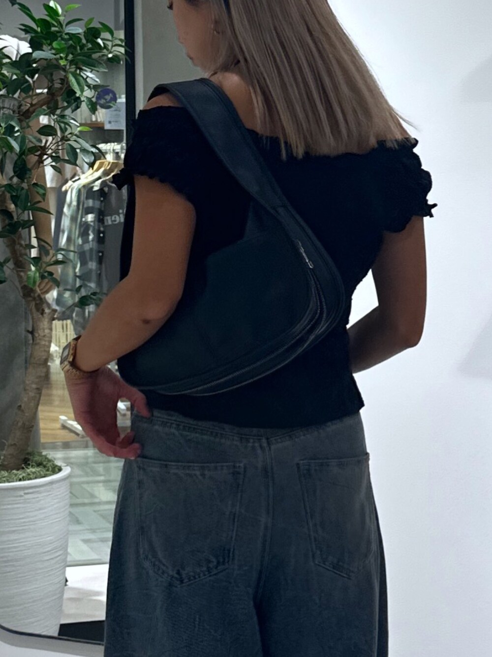 ブラック系のシャツ/ブラウス、ブルー系のその他パンツ、ブラック系のハンドバッグを着用したレディースの夏コーディネートの6枚目の写真