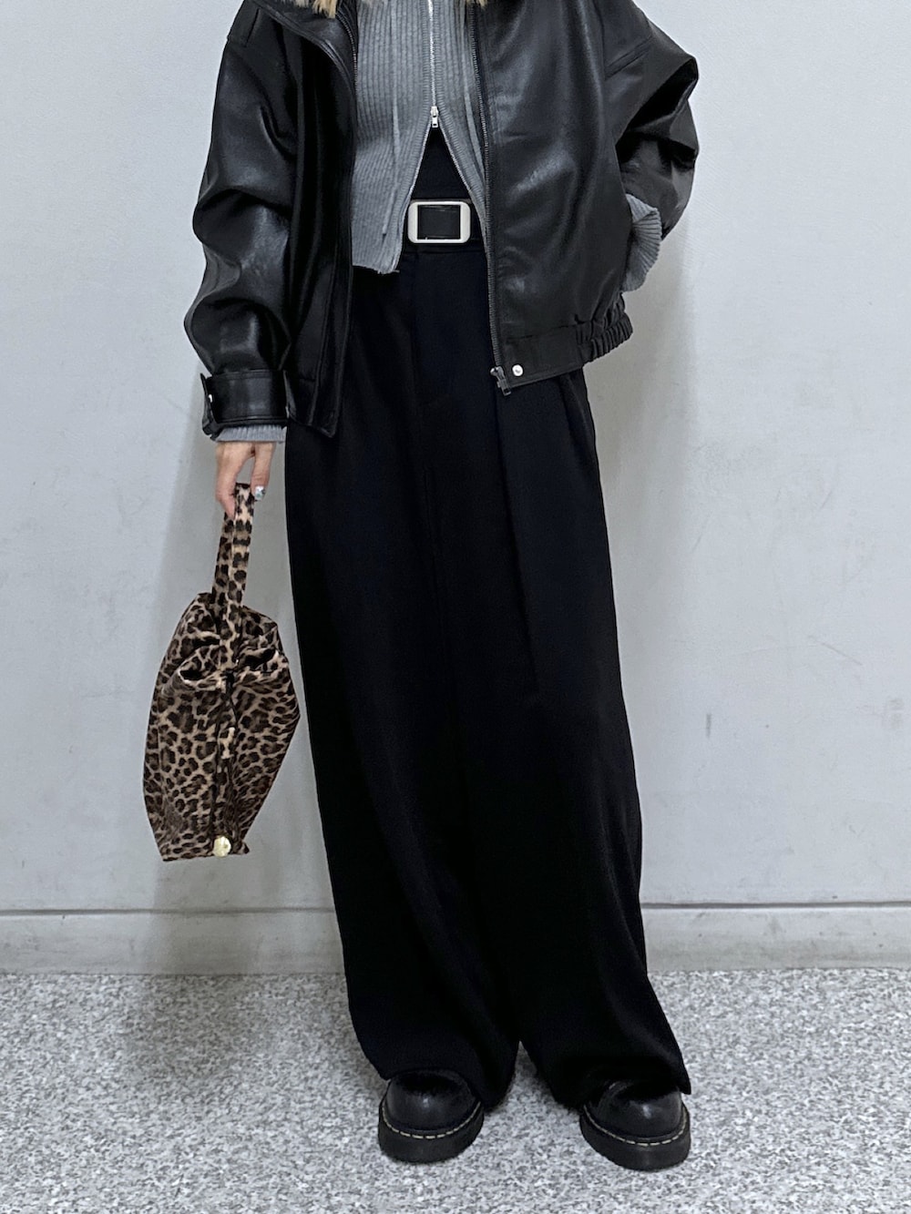 グレー系のニット/セーター、ブラック系のブルゾン、ブラック系のその他パンツを着用したレディースの秋コーディネートの6枚目の写真