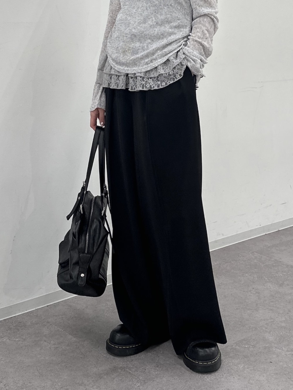 グレー系のTシャツ/カットソー、ブラック系のスラックスを着用したレディースの冬コーディネートの7枚目の写真