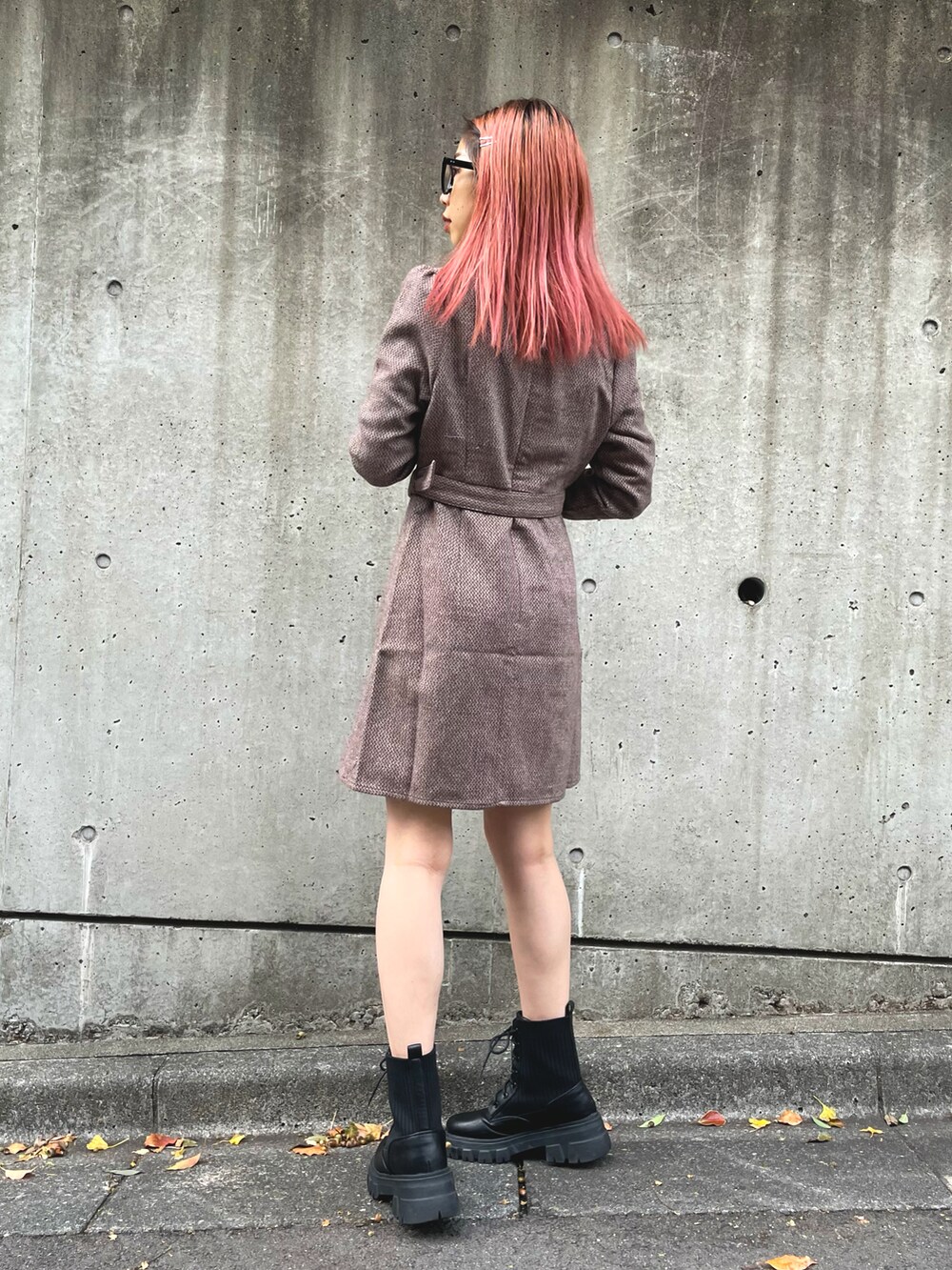 ブラウン系のワンピース、ブラック系のブーツを着用したレディースの秋コーディネートの3枚目の写真