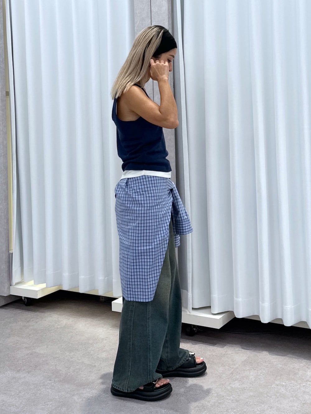 ブルー系のTシャツ/カットソー、ブルー系のシャツ/ブラウス、ブルー系のデニムパンツを着用したレディースの夏コーディネートの2枚目の写真