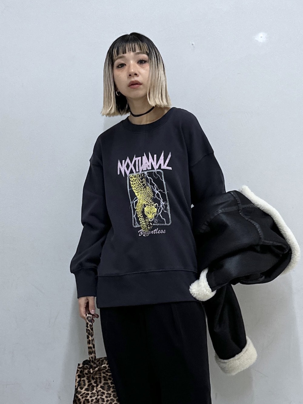 ブラック系のブルゾン、ブラック系のスウェット、ブラック系のその他パンツを着用したレディースの秋コーディネートの4枚目の写真