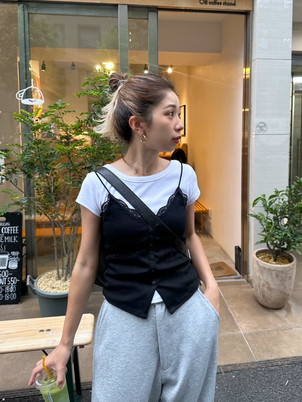 ブラック系のTシャツ/カットソー、ホワイト系のTシャツ/カットソー、ホワイト系のその他パンツを着用したレディースの夏コーディネートの4枚目の写真