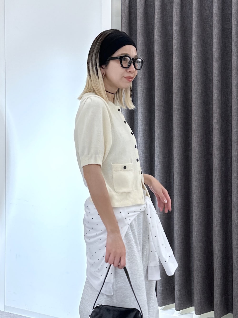 ホワイト系のニット/セーター、ホワイト系のその他パンツ、ホワイト系のTシャツ/カットソーを着用したレディースの春コーディネートの5枚目の写真