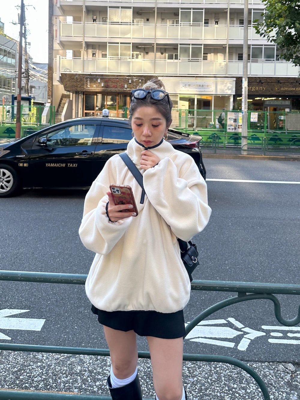ホワイト系のTシャツ/カットソー、ブラック系のその他パンツ、ブラック系のショルダーバッグを着用したレディースの秋コーディネートの7枚目の写真