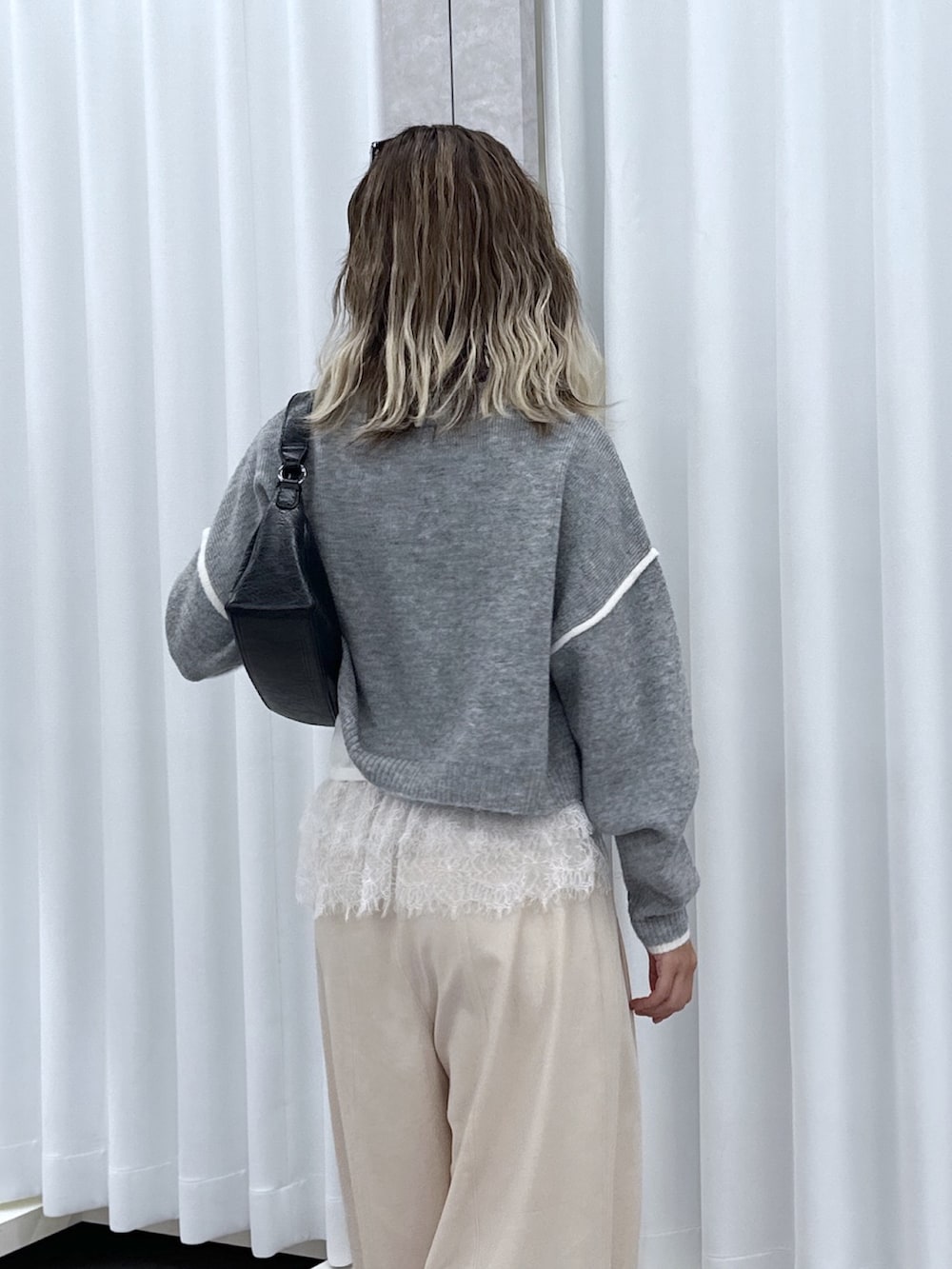 グレー系のニット/セーター、ホワイト系のTシャツ/カットソー、ホワイト系のその他パンツを着用したレディースの夏コーディネートの6枚目の写真