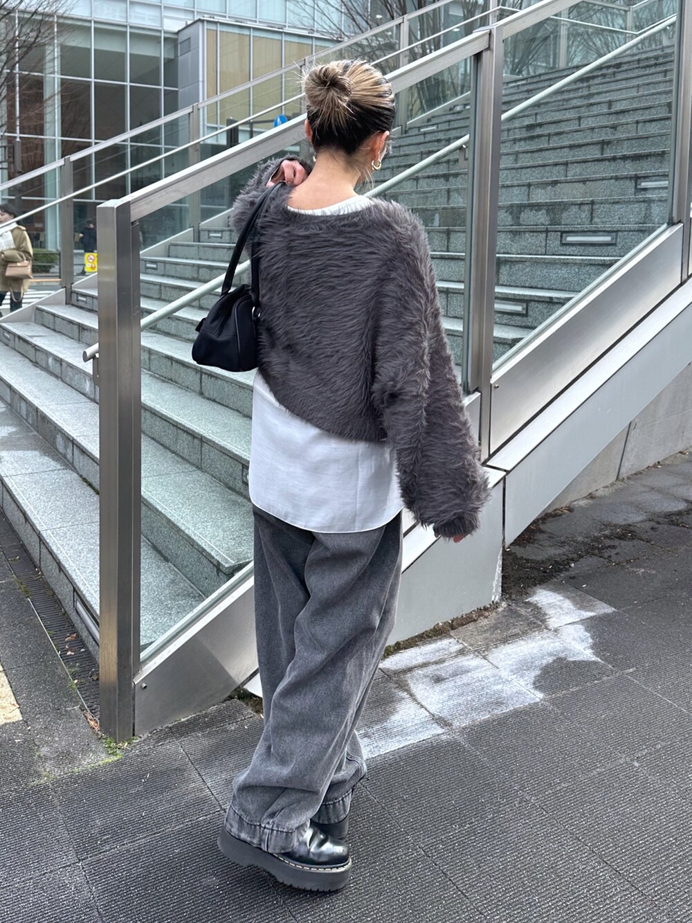 ホワイト系のTシャツ/カットソー、ブラック系のデニムパンツ、ブラック系のトートバッグを着用したレディースの冬コーディネートの3枚目の写真