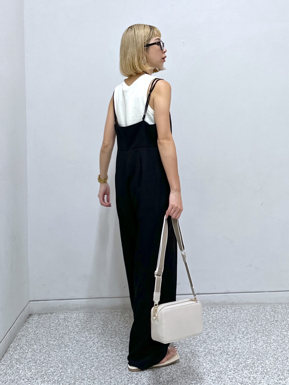 ホワイト系のタンクトップ、ブラック系のつなぎ/オールインワン、ブルー系のシャツ/ブラウスを着用したレディースの夏コーディネートの3枚目の写真