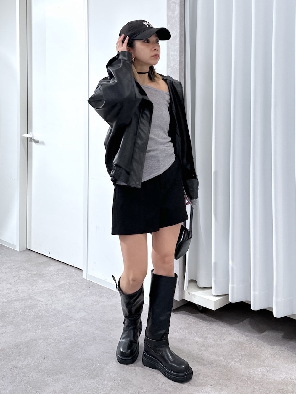 グレー系のTシャツ/カットソー、ブラック系のブルゾン、ブラック系のその他パンツを着用したレディースの春コーディネートの6枚目の写真