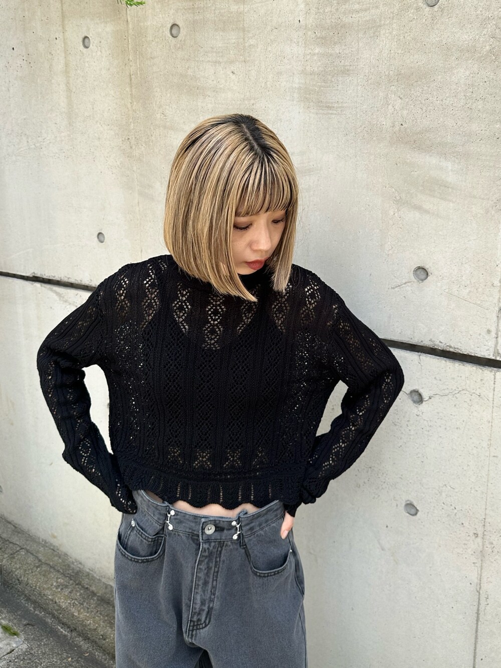 ブラック系のカーディガン/ボレロ、ブラック系のデニムパンツを着用したレディースの夏コーディネートの5枚目の写真