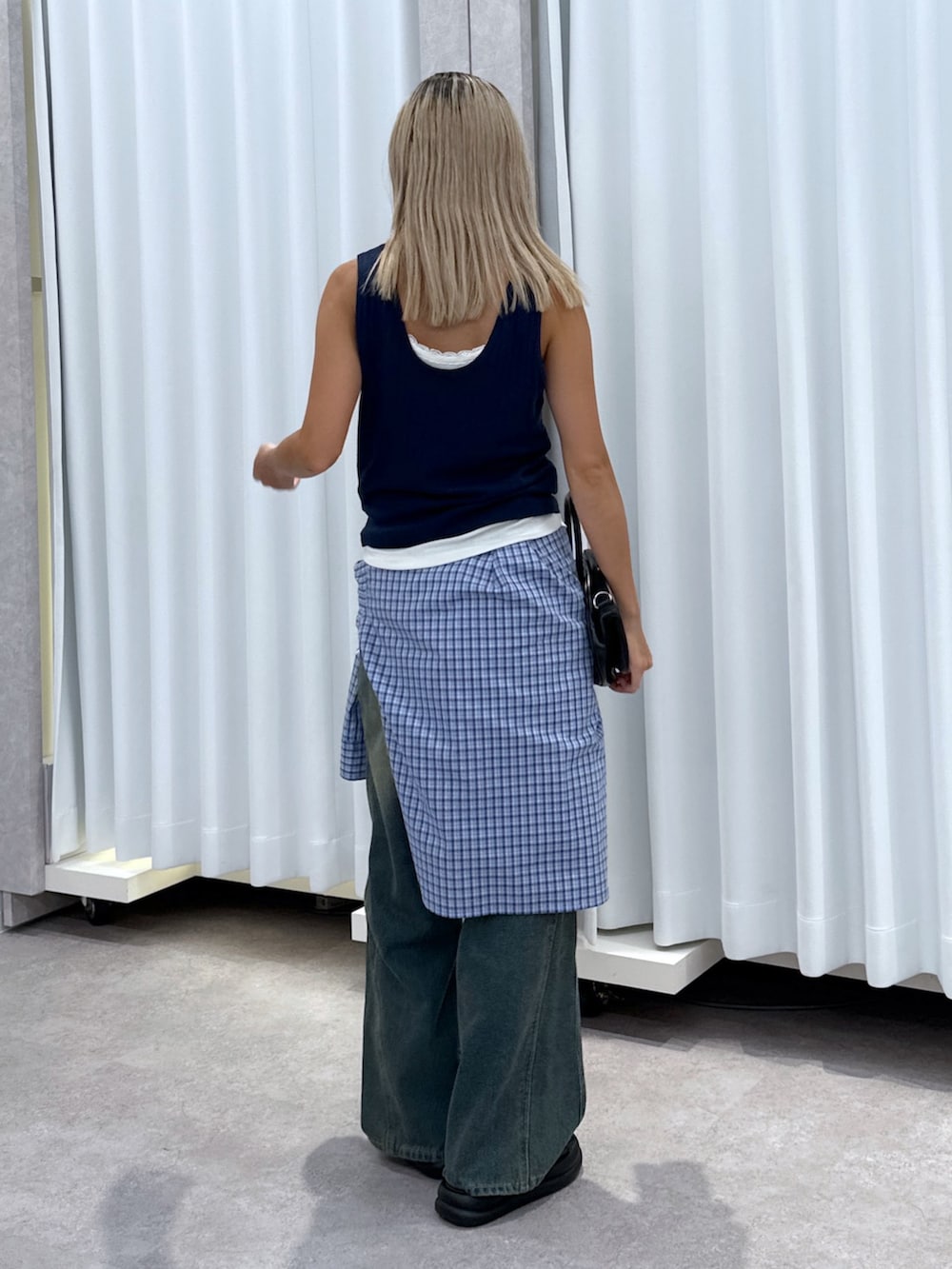 ブルー系のTシャツ/カットソー、ブルー系のシャツ/ブラウス、ブルー系のデニムパンツを着用したレディースの夏コーディネートの3枚目の写真