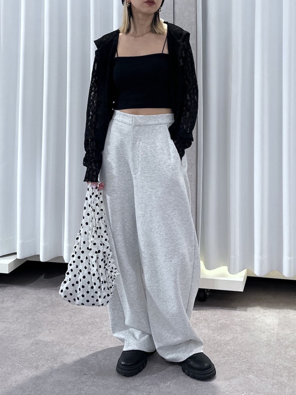 ブラック系のTシャツ/カットソー、ブラック系のキャミソール、ホワイト系のその他パンツを着用したレディースの春コーディネートの7枚目の写真