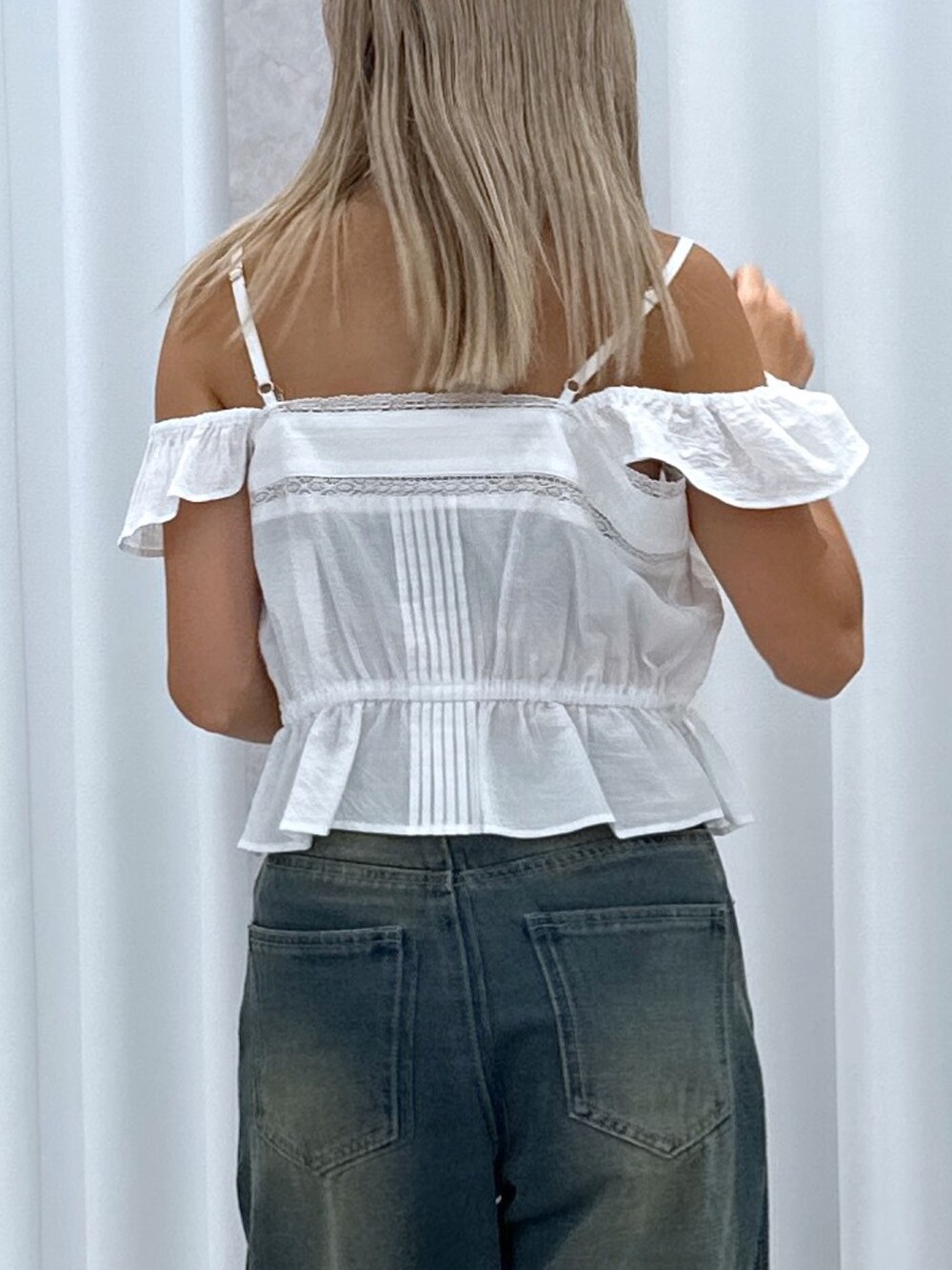 ホワイト系のシャツ/ブラウス、ブルー系のデニムパンツ、ブラック系のショルダーバッグを着用したレディースの夏コーディネートの6枚目の写真