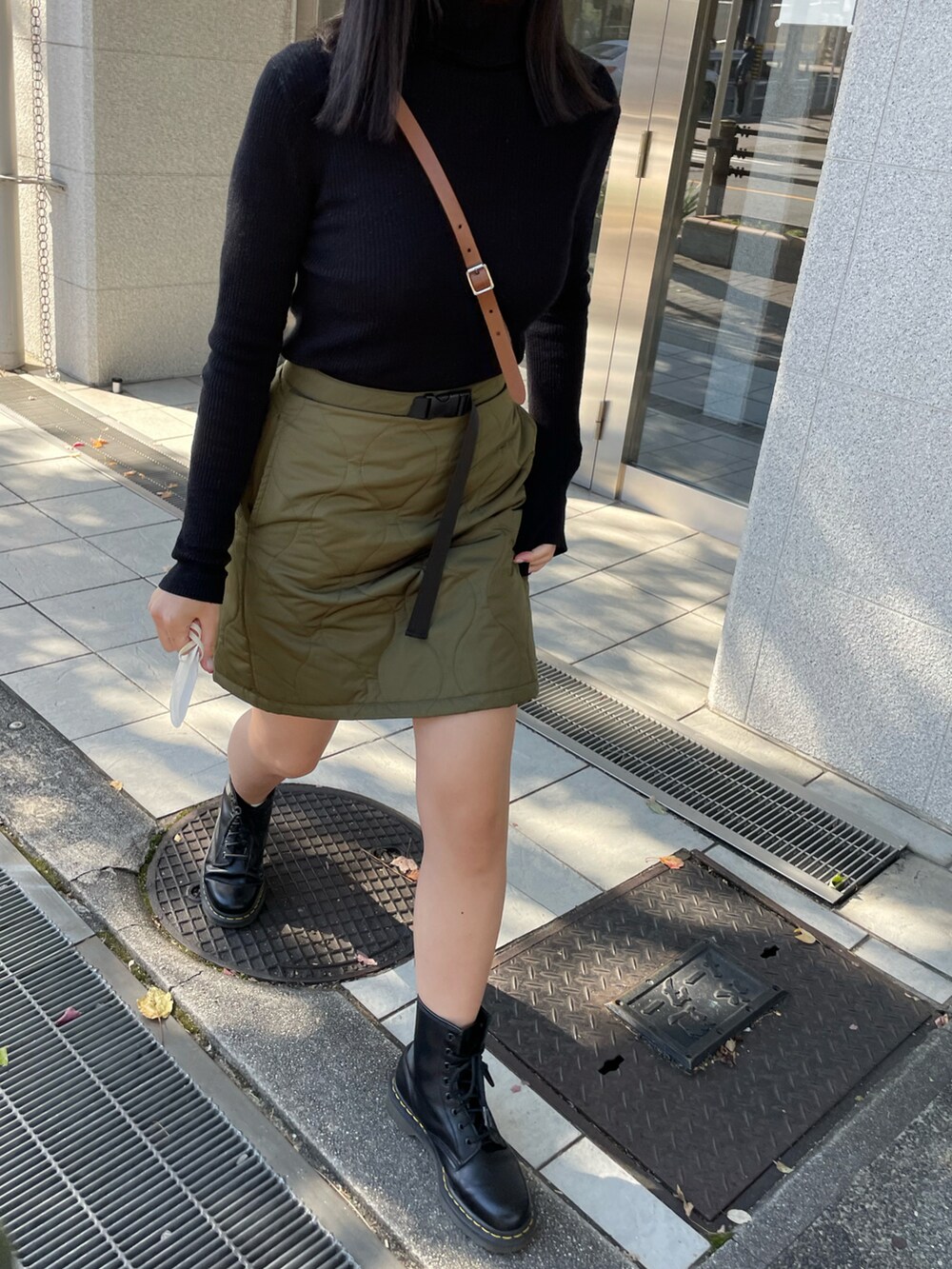 ホワイト系のその他パンツ、グレー系のブーツ、グリーン系のモッズコートを着用したメンズの冬コーディネートの3枚目の写真