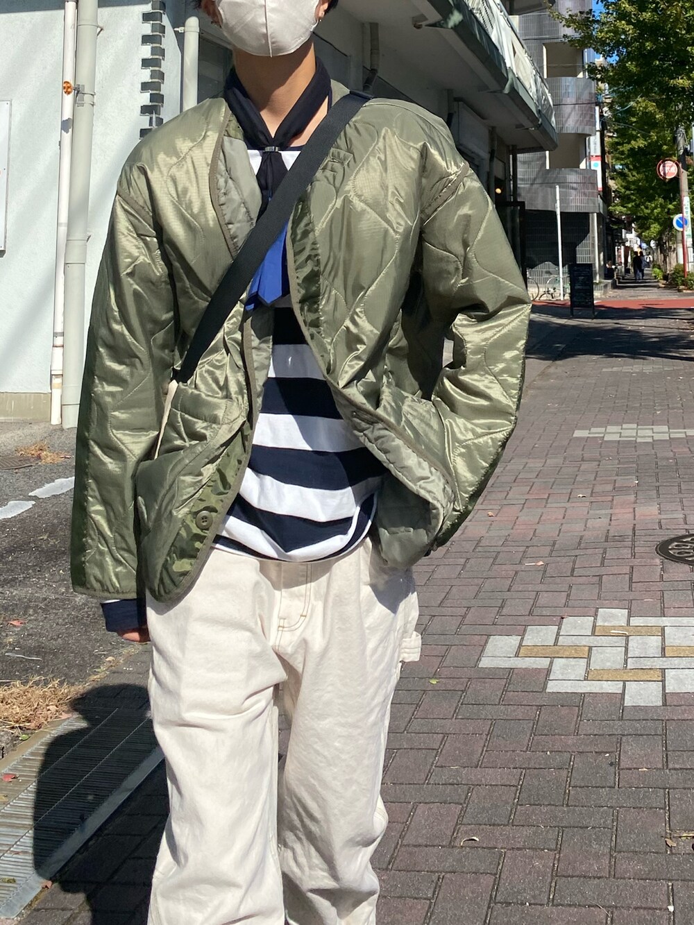ホワイト系のその他パンツ、グレー系のブーツ、グリーン系のモッズコートを着用したメンズの冬コーディネートの2枚目の写真