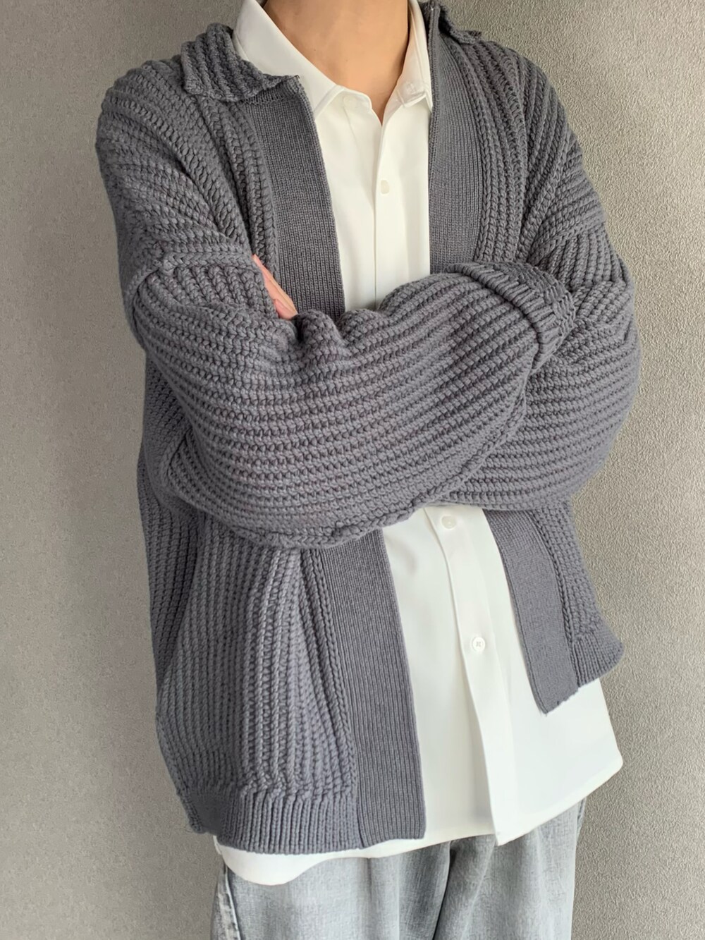 「春コーデ、春、シンプル、きれいめカジュアル、シャツスタイル、ビッグシルエット、革靴、デニム、春アウター、カーディガン、グレー」|「LIDNMのMVS LAYERED TANK TOP(タンクトップ、ホワイト系)」を使った、xMe1x / めいさん(メンズ・177cm)の春コーディネートの2枚目の写真