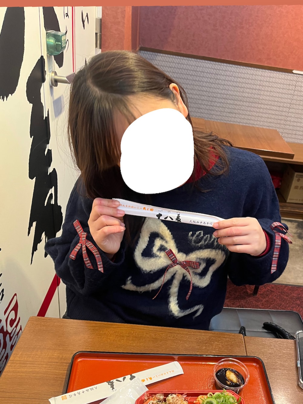 ブラック系のその他パンツ、ブラック系のブルゾン、ブルー系のニット/セーターを着用したレディースの冬コーディネートの2枚目の写真