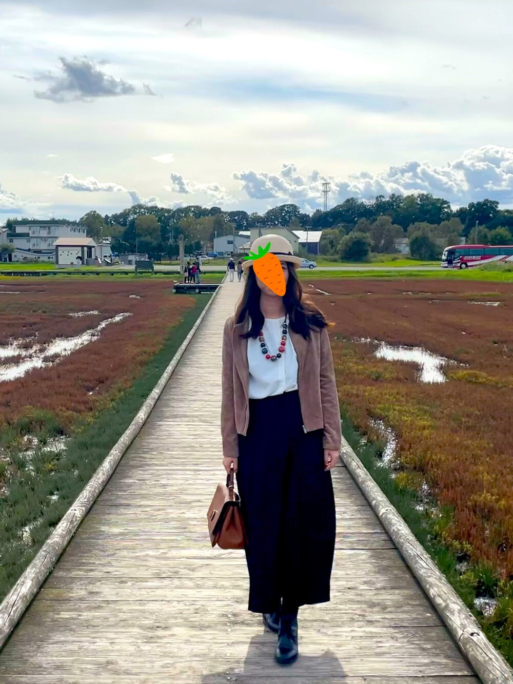 ブラック系のスカートを着用したレディースの春コーディネートの2枚目の写真