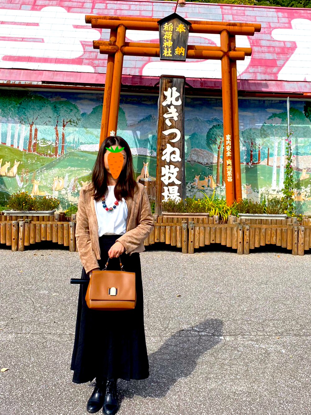 ブラック系のスカートを着用したレディースの春コーディネートの3枚目の写真