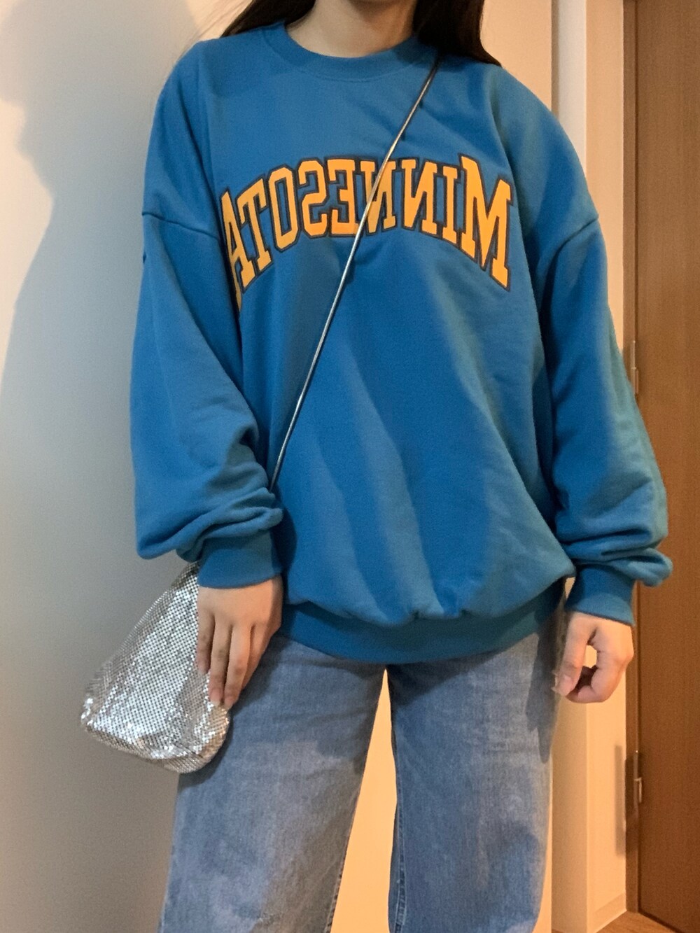 「秋服、ビッグシルエット、オーバーサイズ、ボリューム袖、ゆったりコーデ、韓国ファッション、厚底シューズ、ストリート、バケットハット、ワイドパンツ、デニム、デニムパンツ、バケハ、スニーカーコーデ、スウェット」｜「ZARAのアイテム（デニムパンツ、ブルー系）」を使った、shihoさん（レディース・163cm）の秋コーディネートの2枚目の写真