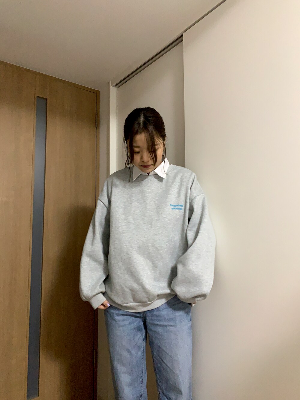 「楽チンコーデ、カジュアルコーデ、オーバーサイズ、グレー、ロゴスウェット、韓国ブランド、デニムパンツ、デニムコーデ、シャツ、重ね着、タックイン、スニーカーコーデ、スニーカー、韓国ファッション、シンプルカジュアル」｜「GUのアイテム（デニムパンツ、ブルー系）」を使った、shihoさん（レディース・163cm）の冬コーディネートの2枚目の写真